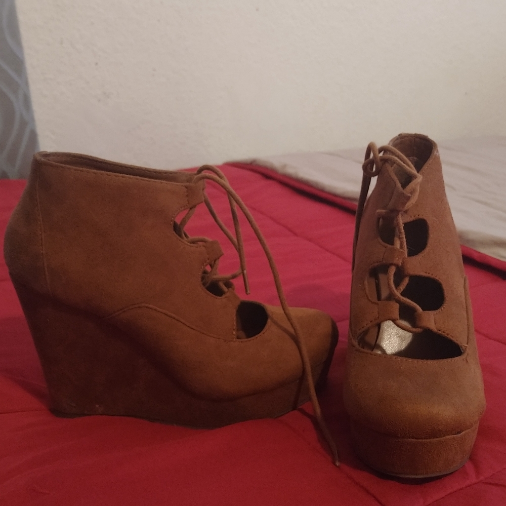 Heel's - Picture 2 of 3